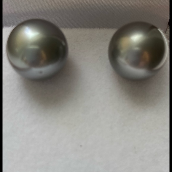 Jewelry - Elegant Tahitian Pearl stud Earrings
